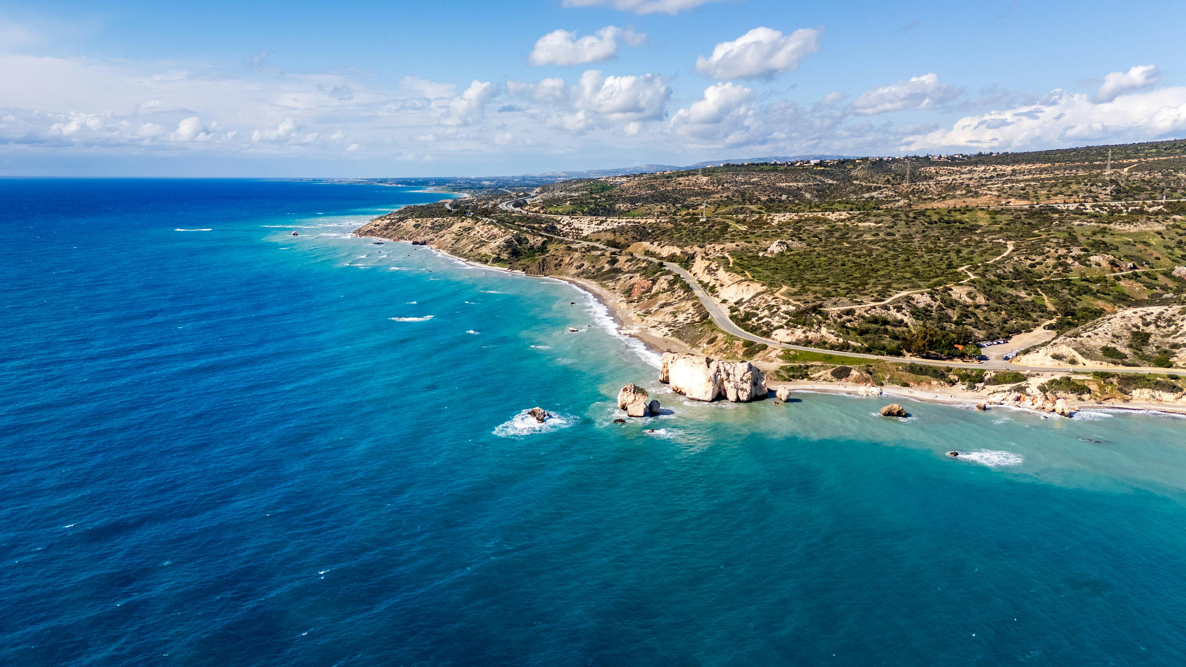 Uitzicht op Cyprus — strand en blauwe zee